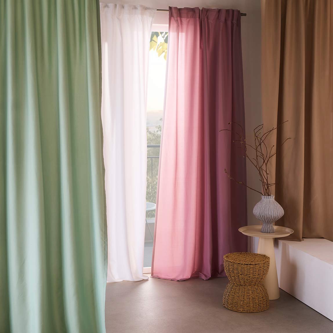 Gardinen-Vielfalt in grün, weiß, Rosa und taupe. 