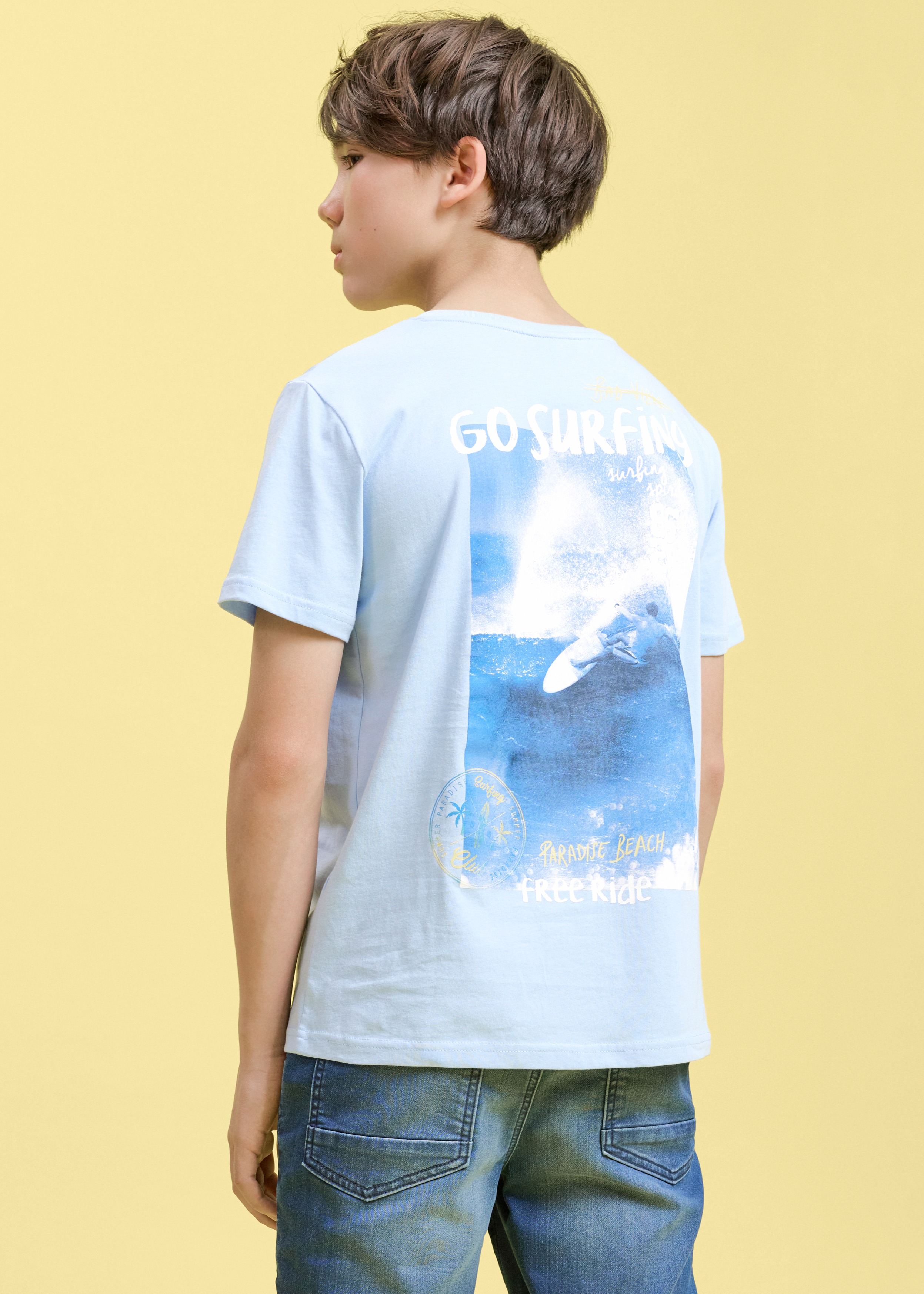 Hellblaues T-Shirt und Denim Hose.