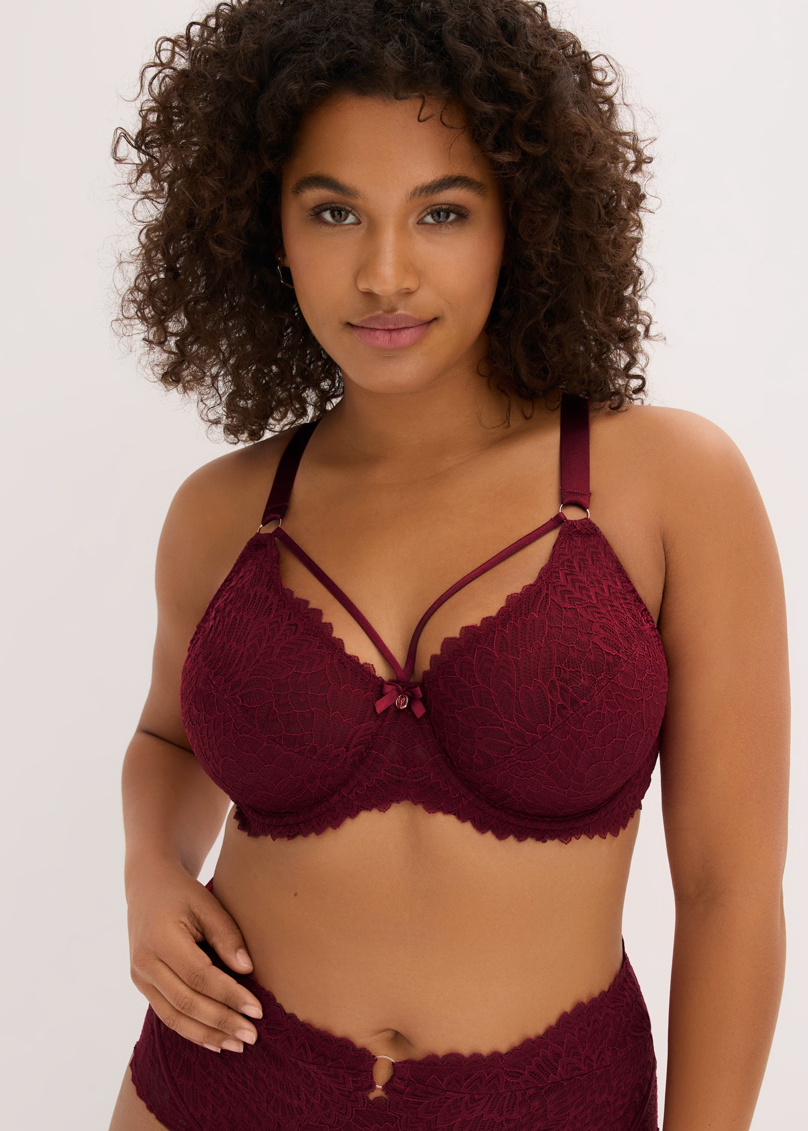 Bordeauxfarbenes Spitzen-Dessous-Set mit BH, überkreuzten Trägern und passendem Höschen.