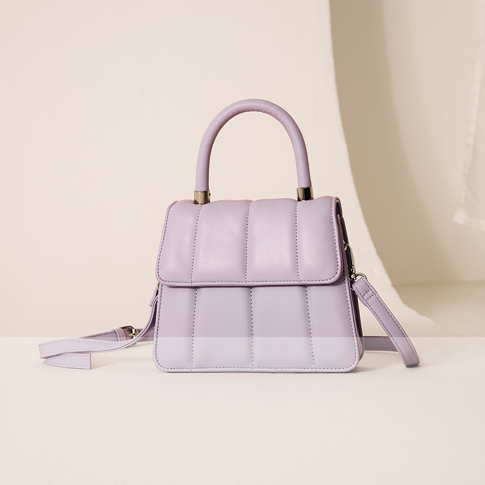 Elegante lila Handtasche mit strukturiertem Leder und abnehmbarem Schulterriemen. Kompaktes Design für vielseitige Looks.