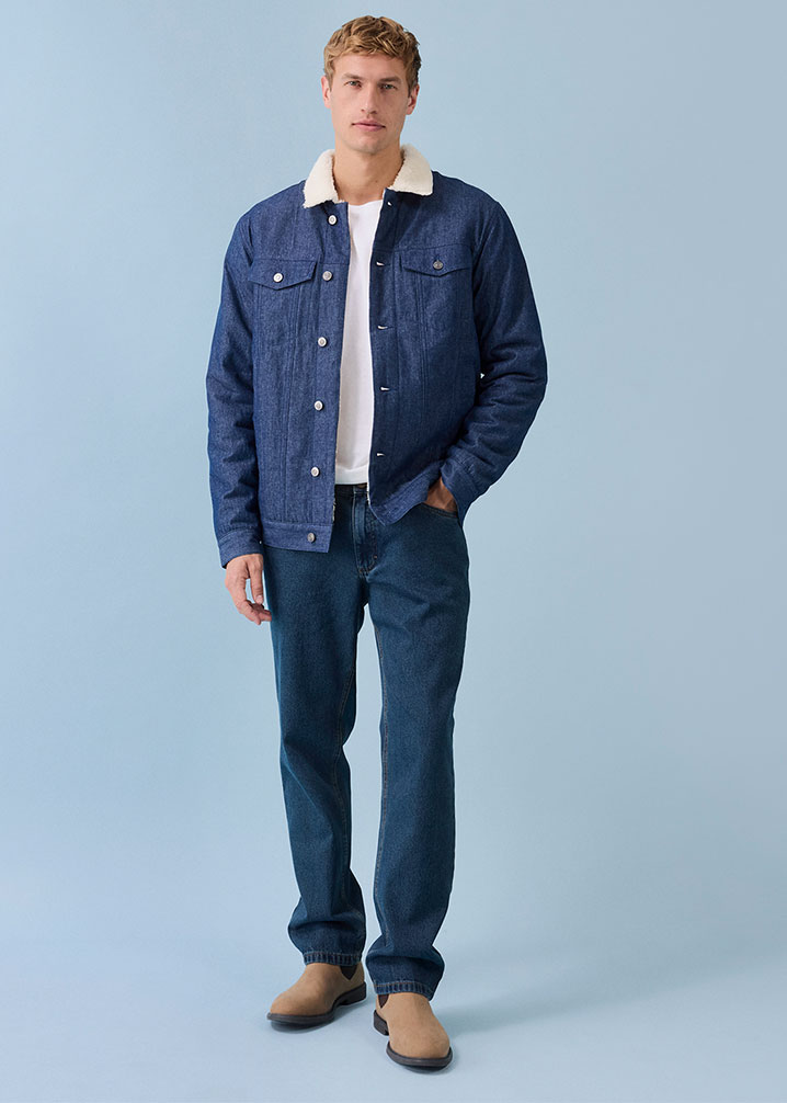 Gerade geschnittene Jeans & blaue Jeansjacke für einen lässigen Look.