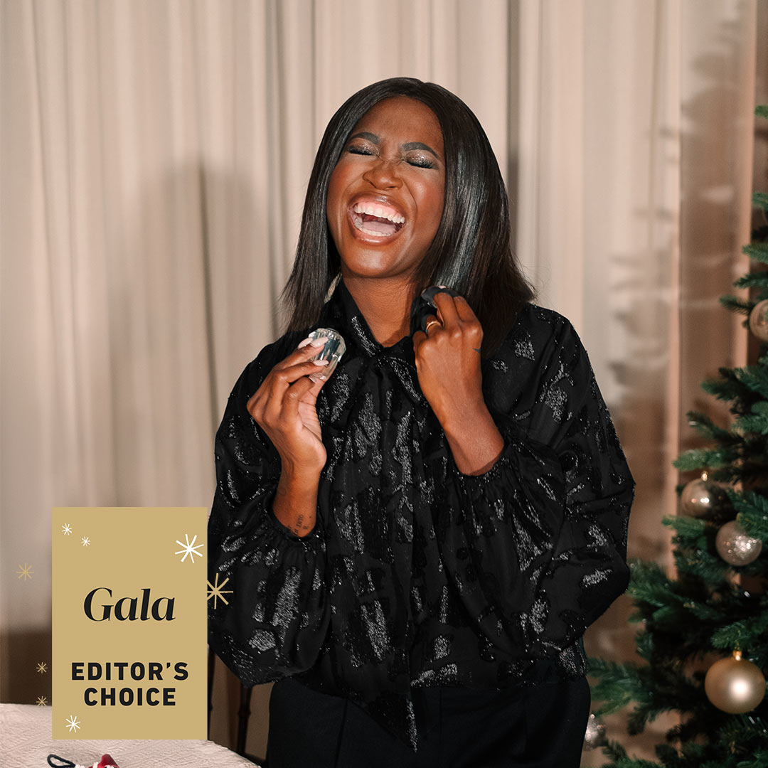 Eine glitzernde schwarze Bluse.