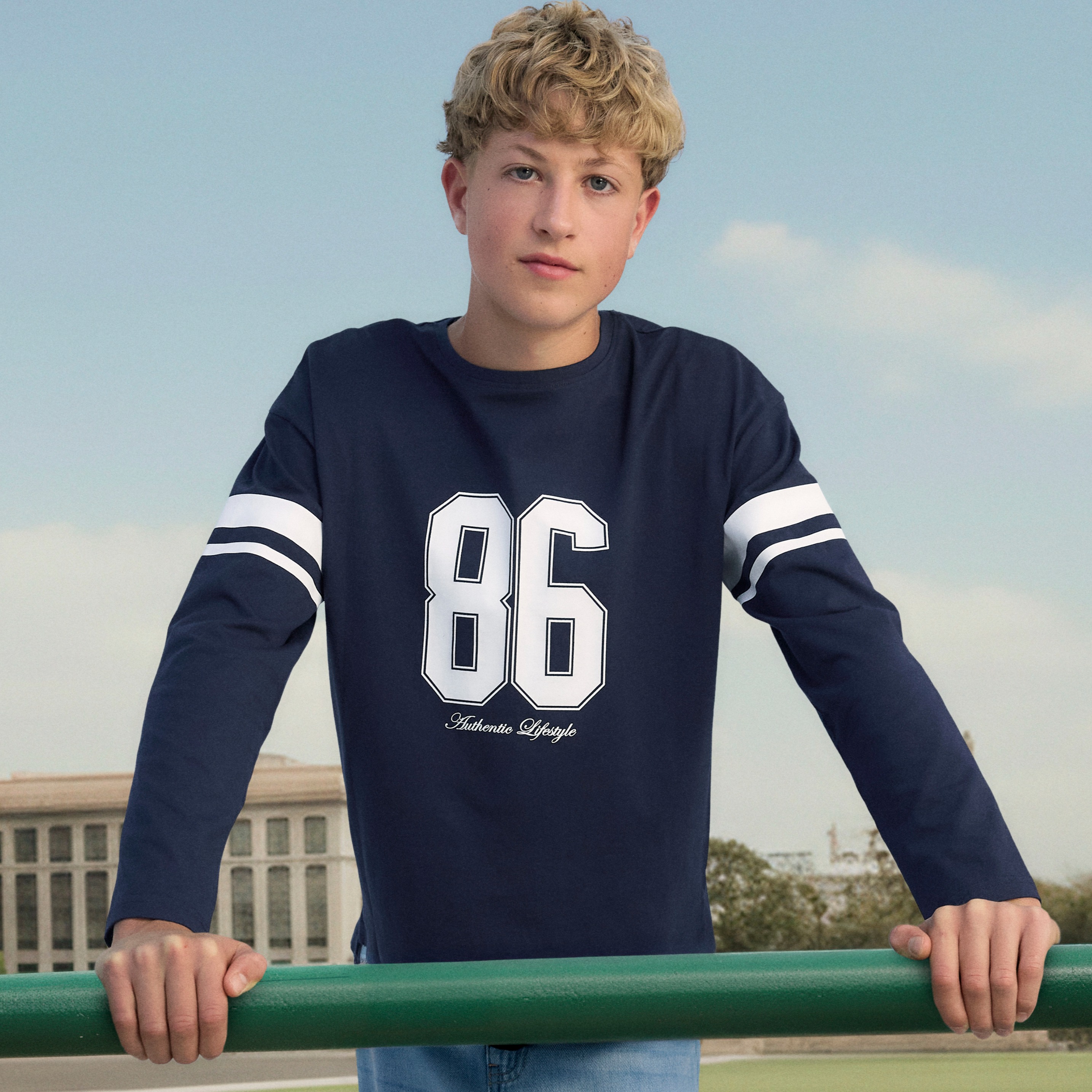 Dunkelblaues Sweatshirt mit der Nummer 86 und weißen Streifen an den Ärmeln.
