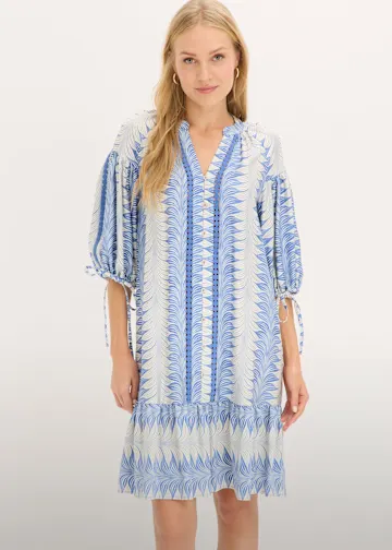 Blau-weißes Kleid mit grafischem Muster, Puffärmeln und verspielten Bindedetails.