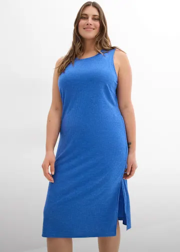 Frau trägt ein blaues, geripptes ärmelloses Midikleid mit seitlichen Schlitzen.