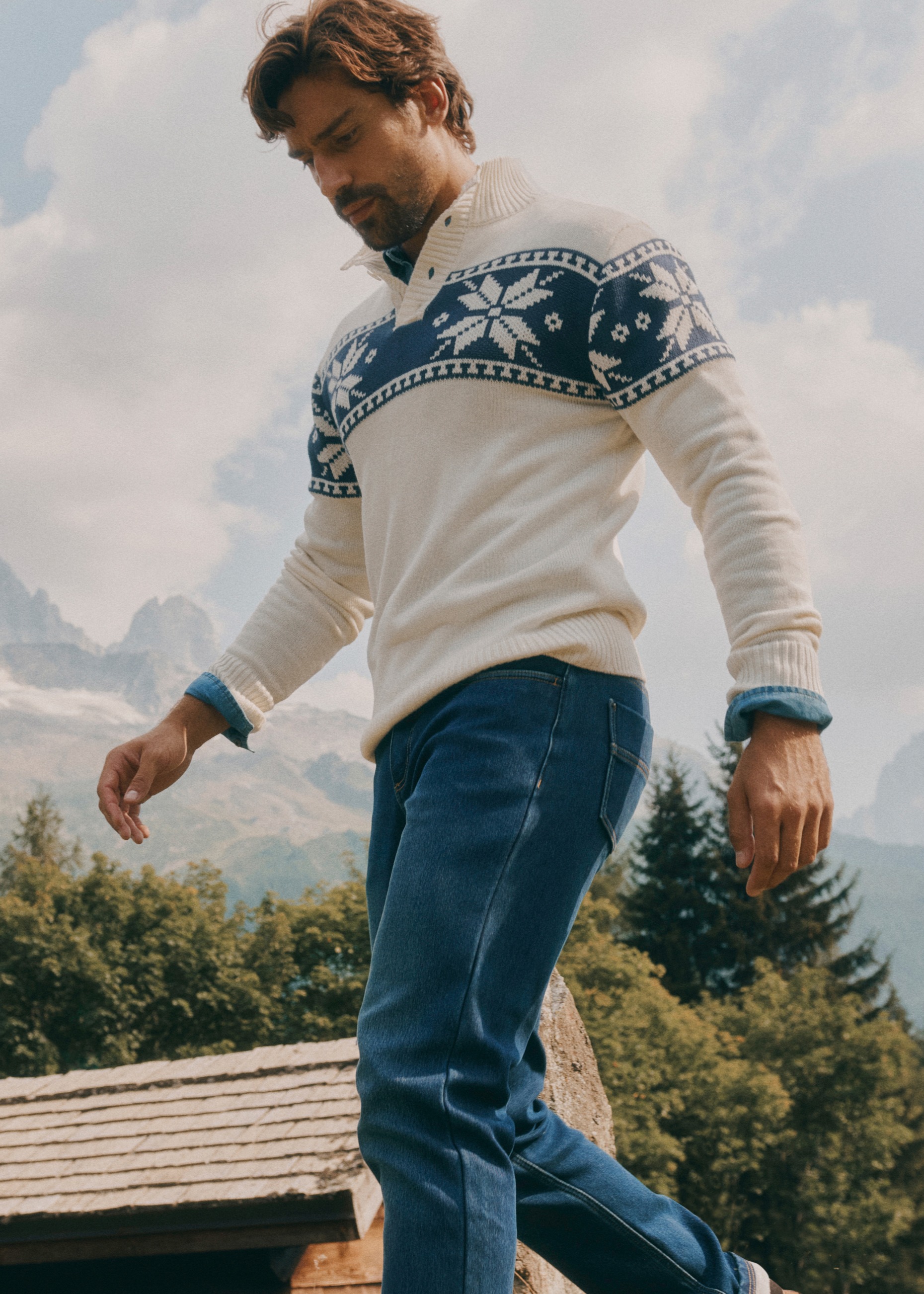 Ein Pullover mit nordischem Muster, dazu Jeans und ein blaues Hemd.