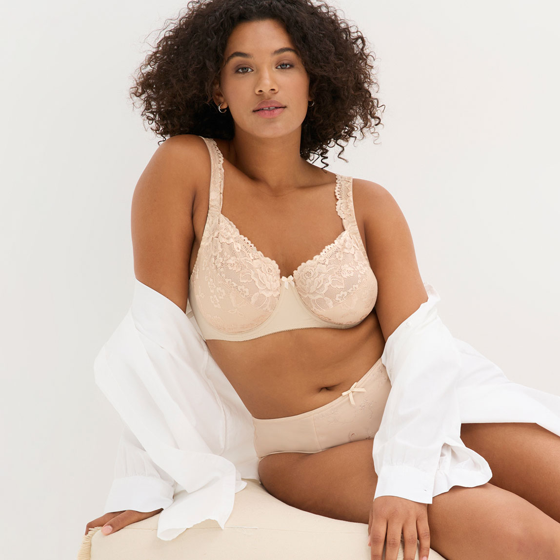 Eleganter beiger Spitzen-BH mit zarten Trägern und femininem Design für optimalen Komfort.