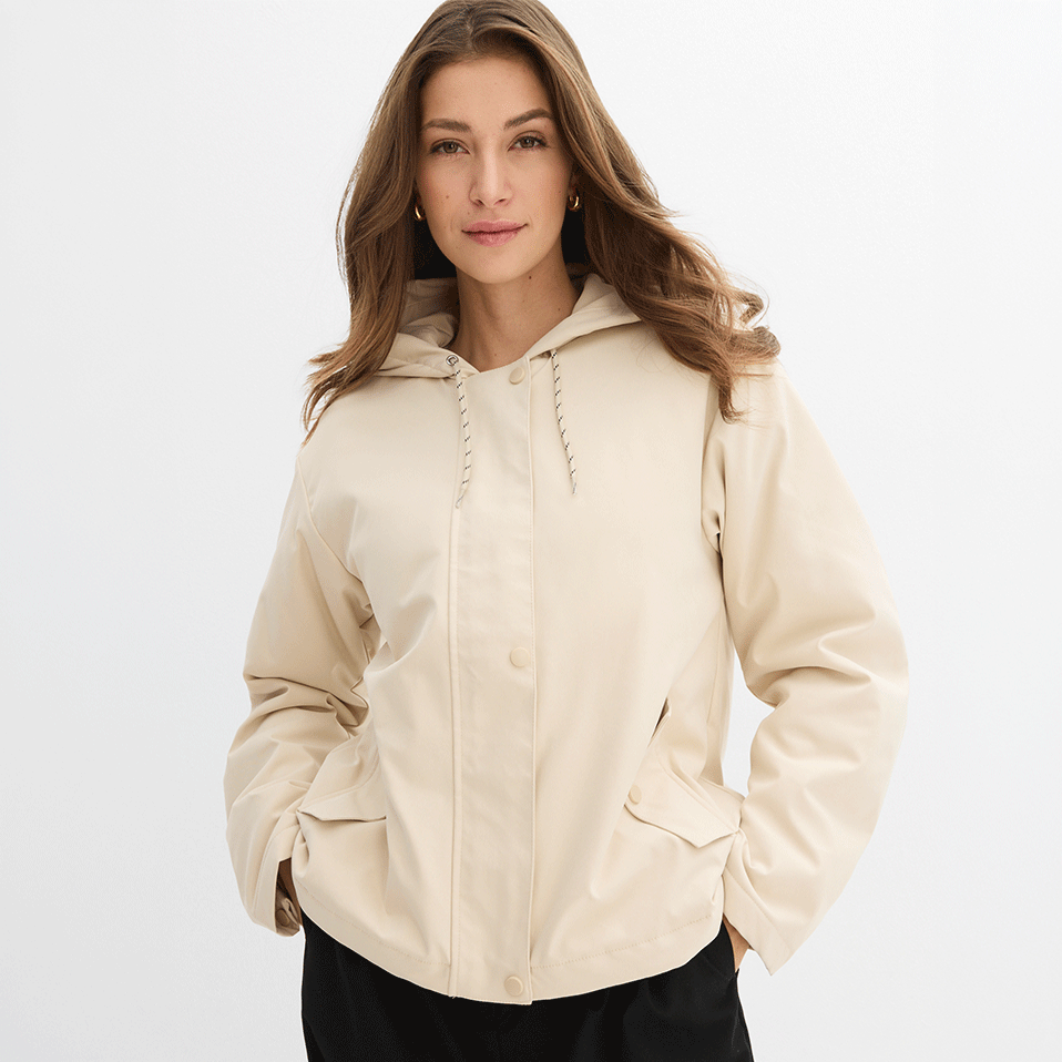 Bequeme beige Kapuzenjacke mit Reißverschluss und Taschen.