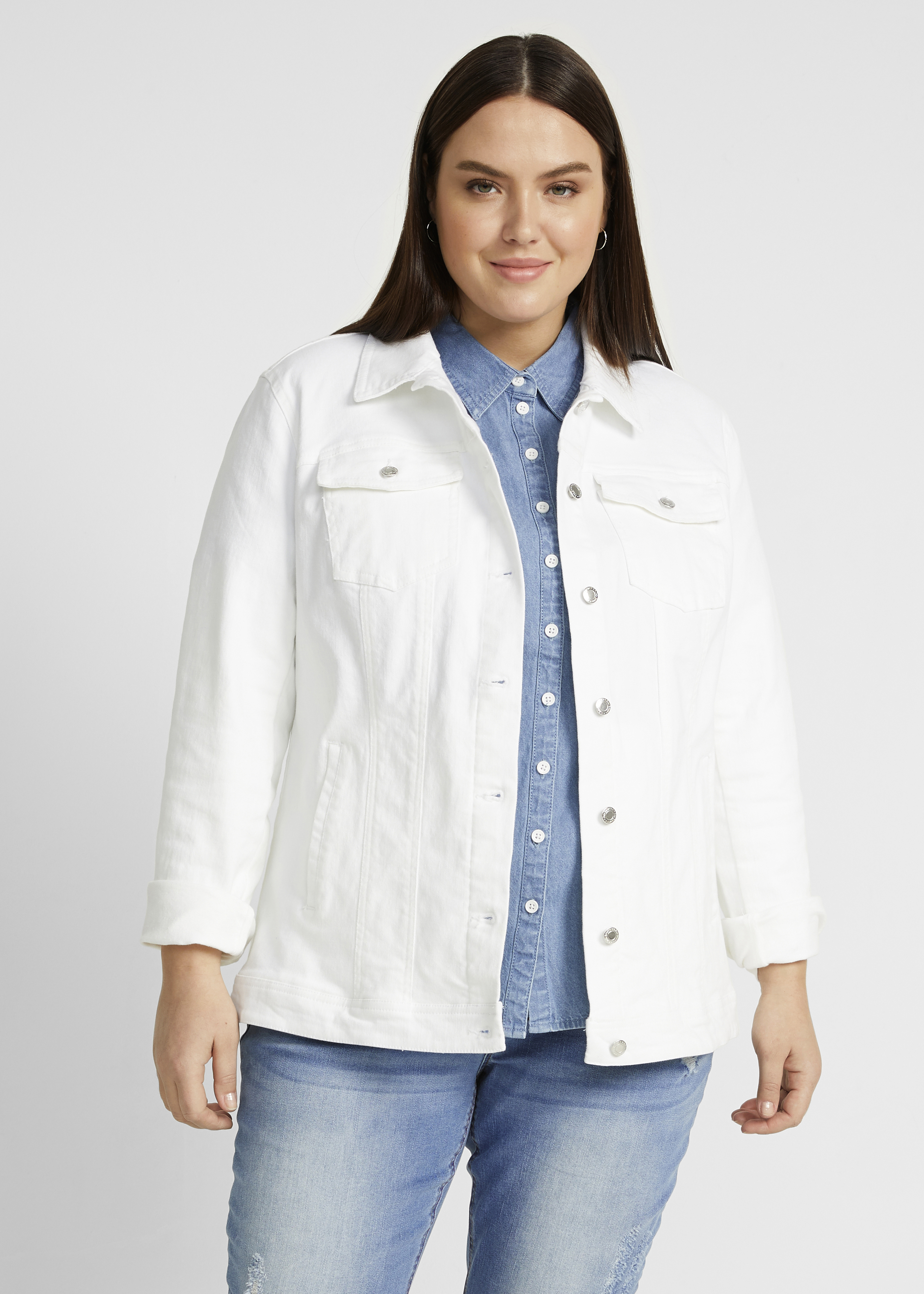 Weiße Jeansjacke, hellblaues Denimhemd und bequeme Jeans.
