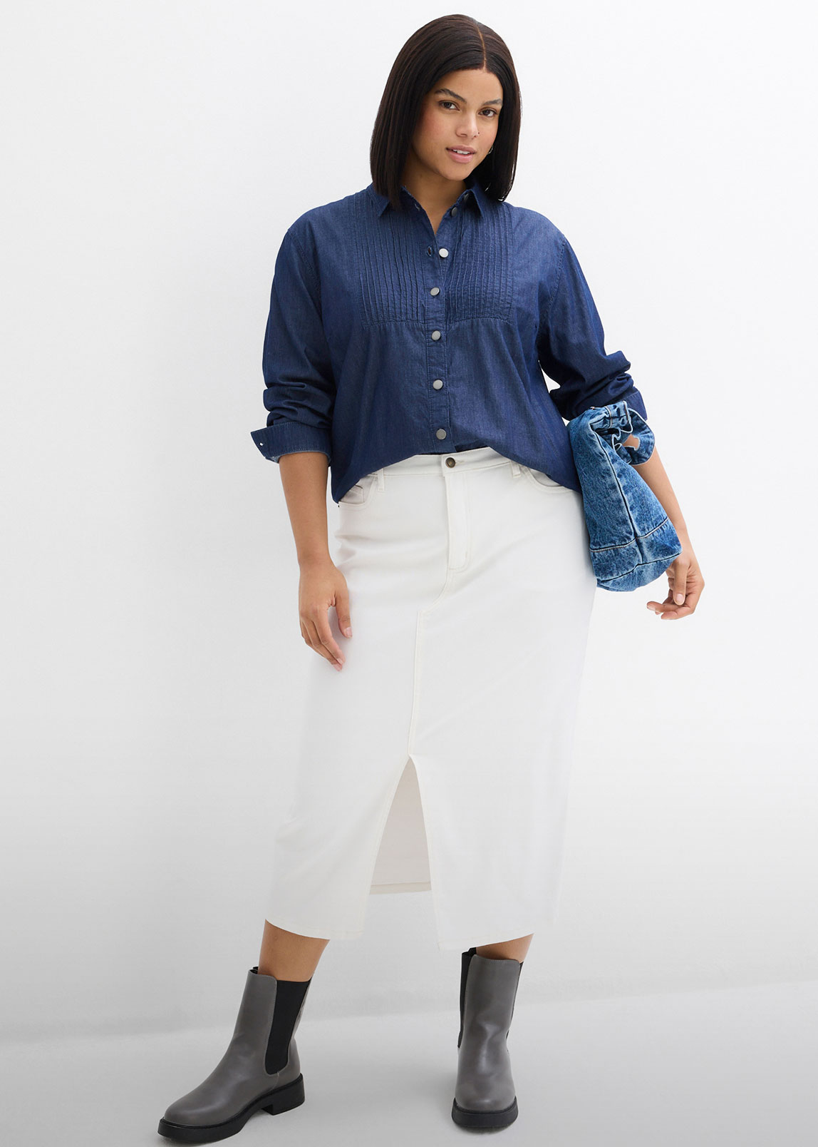 Blaues Hemd mit weißem Rock kombiniert. 