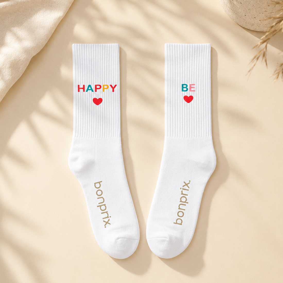 Weiße Socken von Bonprix, verziert mit "HAPPY", "B" und roten Herzen.