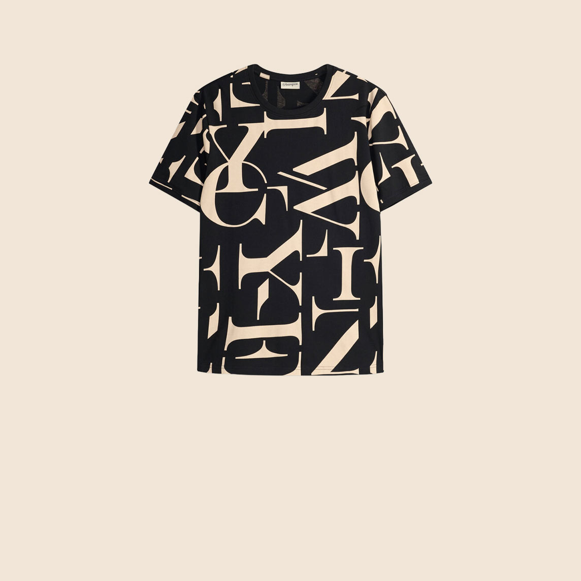 Dieses schwarze T-Shirt besticht durch sein auffälliges beiges Buchstabenmuster. 