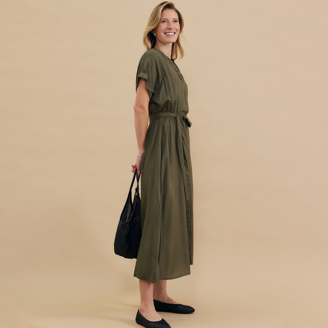 Langes Kleid in olivgrüner Farbe.