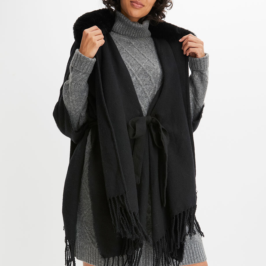 Eleganter grauer Rollkragenpullover kombiniert mit schwarzem Schal. Perfekt für kühle Herbsttage.