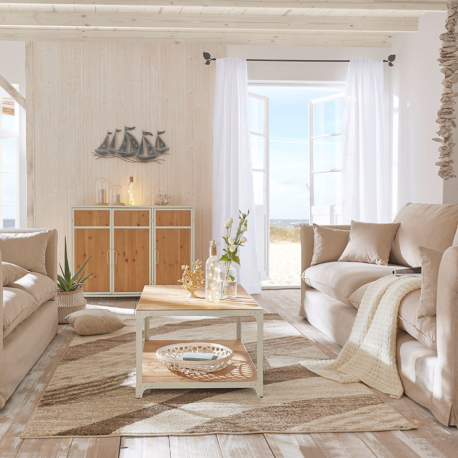 Gemütliche Wohnzimmeratmosphäre mit hellen, weichen Textilien und neutralen Farben für Kissen und Decken.