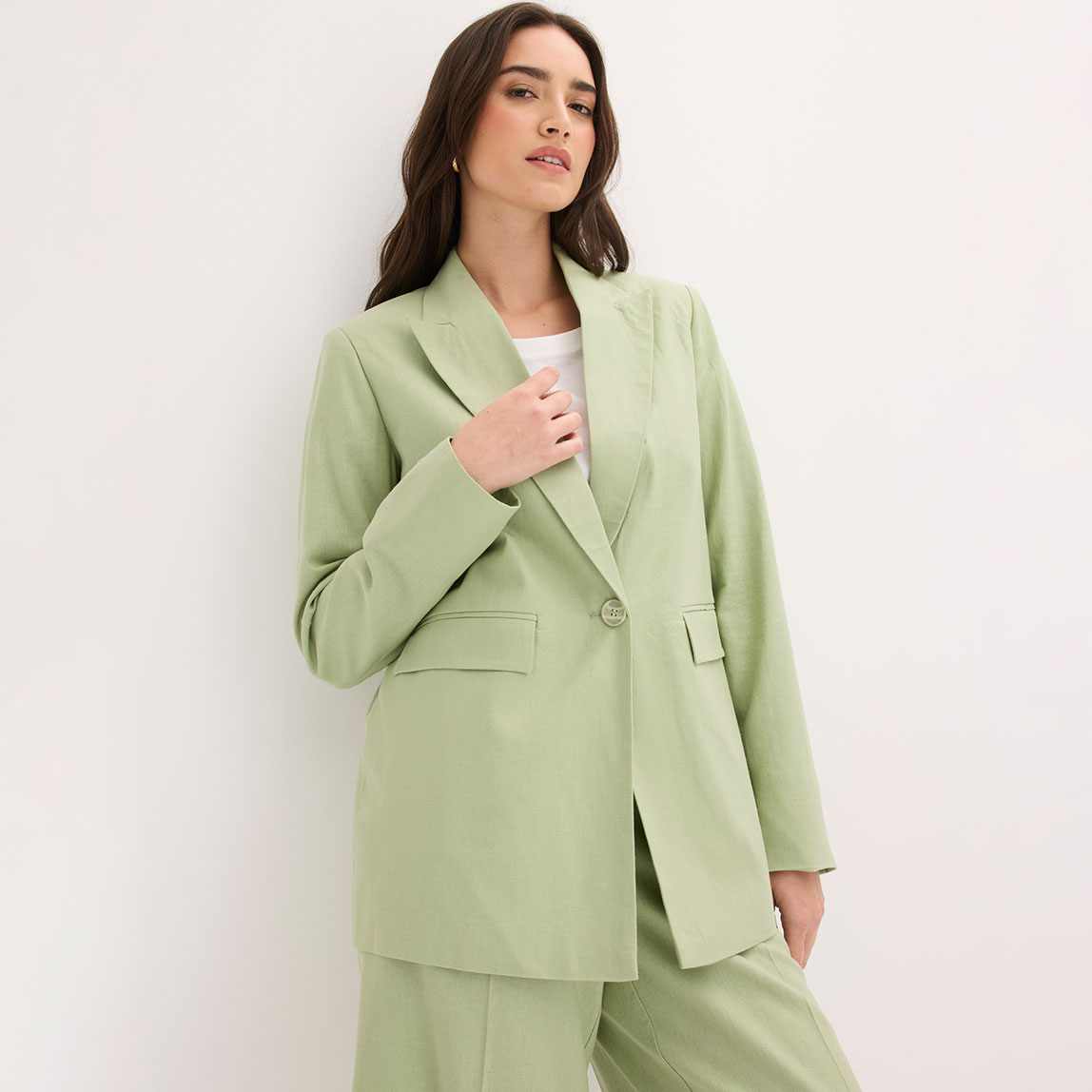 Eleganter grüner Blazer mit passender Hose.