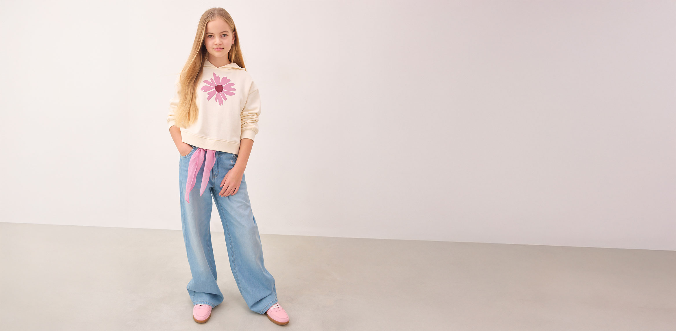 Pullover mit Aufdruck und weite Hose. 