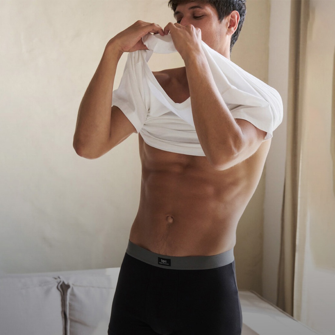 Schwarze Boxershorts und weißes Shirt.