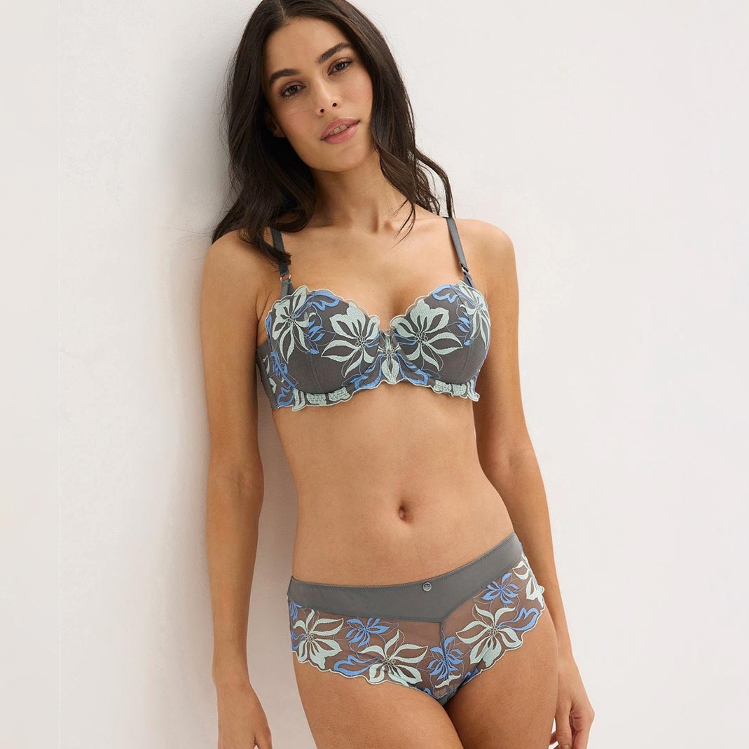 Graue Wäsche mit floraler Stickerei 