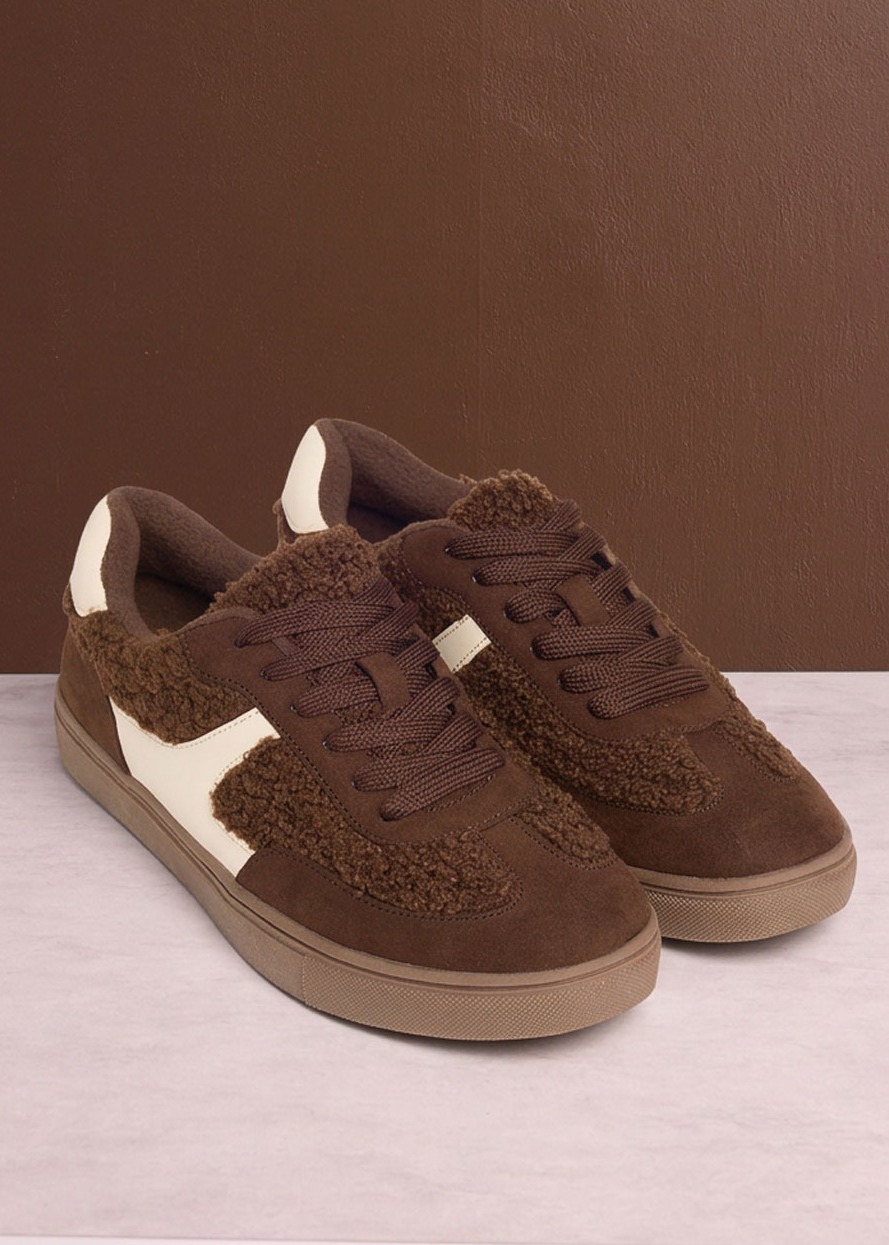 Braune, flauschige Turnschuhe mit weißen Akzenten für einen gemütlichen und modernen Look.