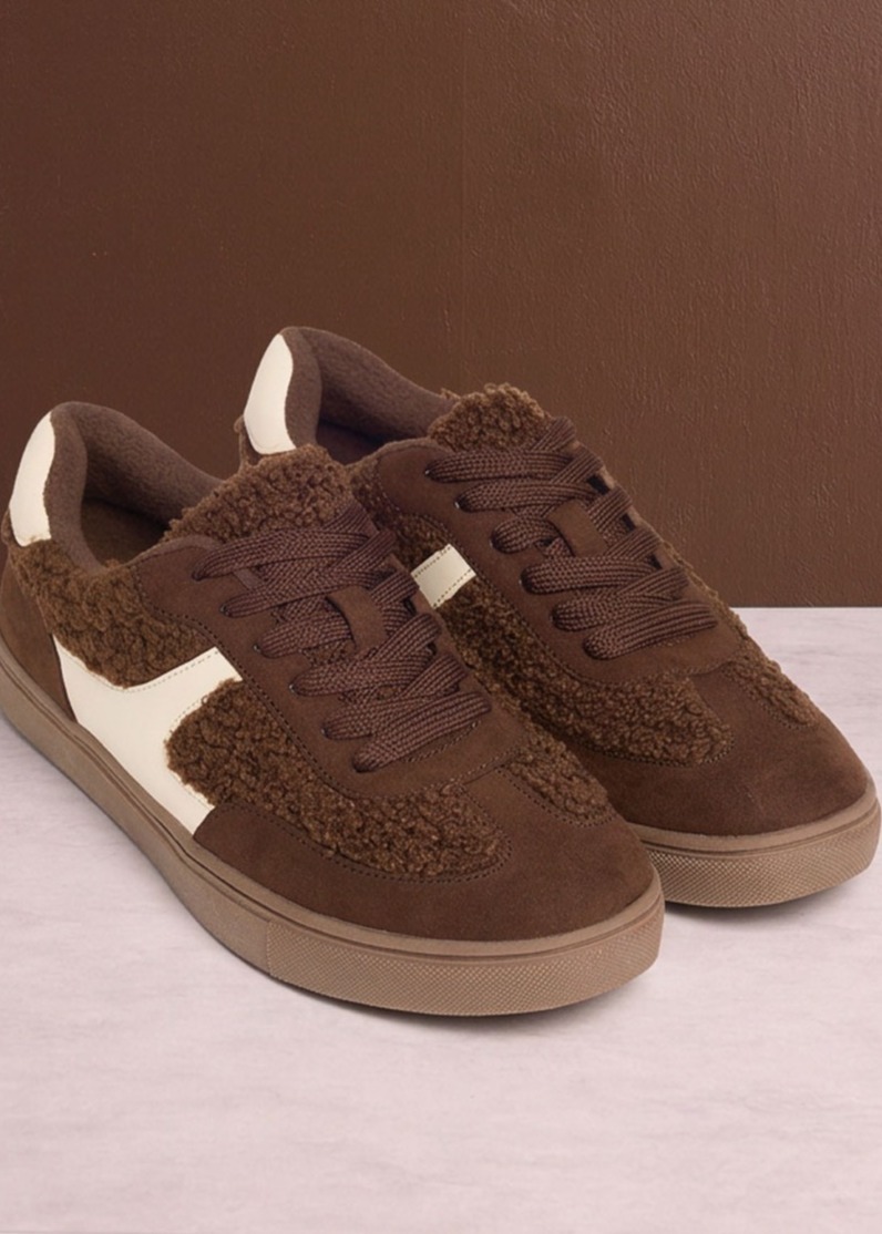 Braune, flauschige Turnschuhe mit weißen Akzenten für einen gemütlichen und modernen Look.