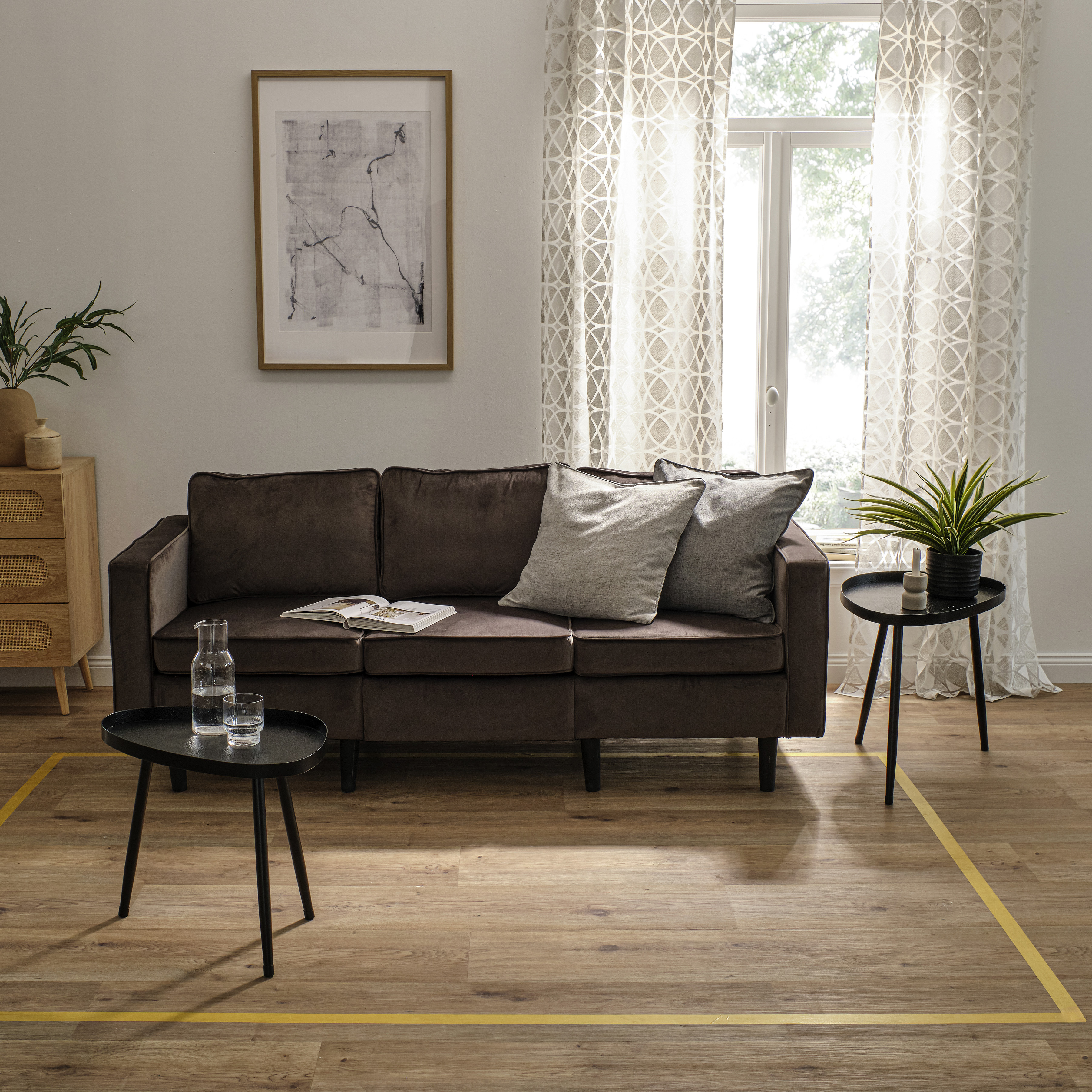 Ein braunes Sofa steht im Wohnzimmer.