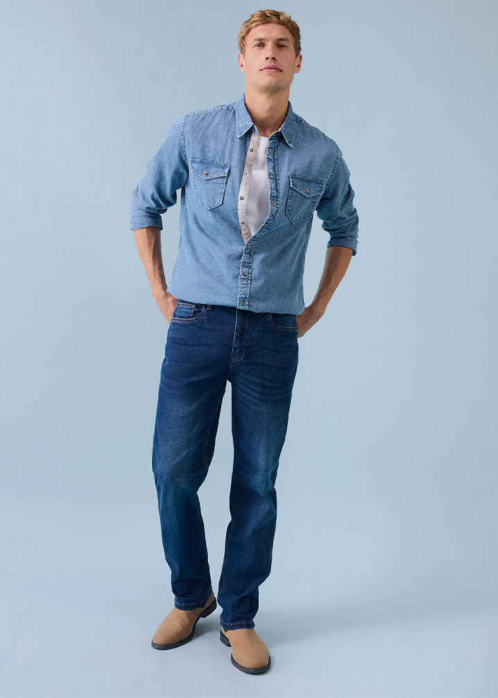 Lässiger Denim-Look: Helles Jeanshemd & dunkle Classic Fit-Jeans.