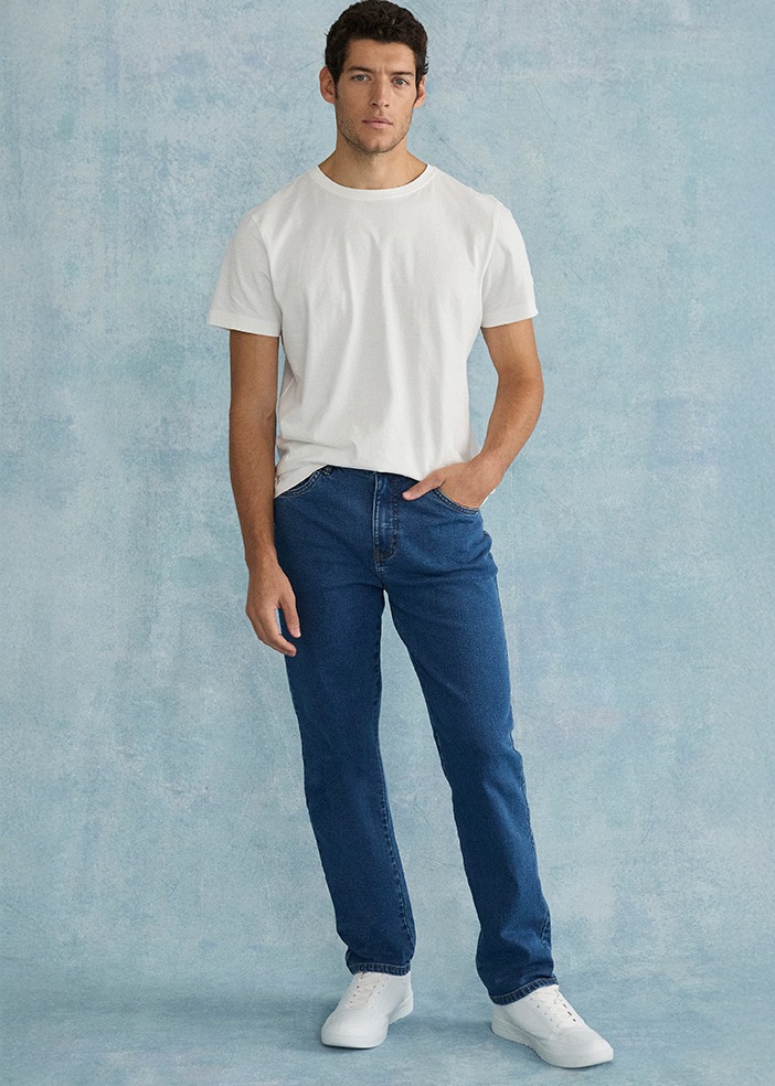 Weißes T-Shirt, blaue Classic-Fit Jeans und weiße Sneakers 
