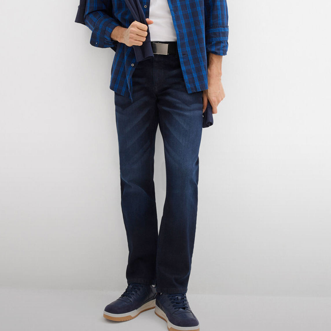 Kariertes Hemd, dunkle Jeans und passende Schuhe in navy.