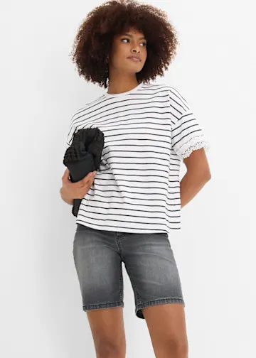 Gestreiftes T-Shirt und graue Shorts.