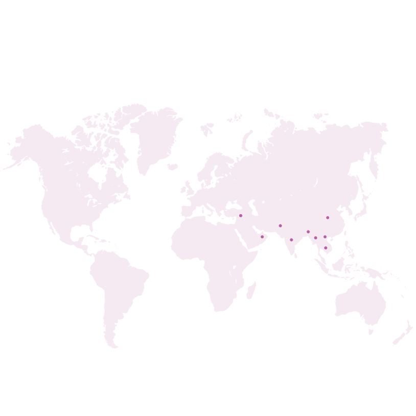 Eine Weltkarte in zartem Rosa zeigt rote Markierungen in Asien und dem Nahen Osten.