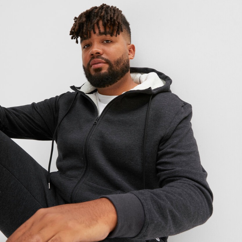 Eine dunkelgraue Kapuzenjacke mit weißem Futter.