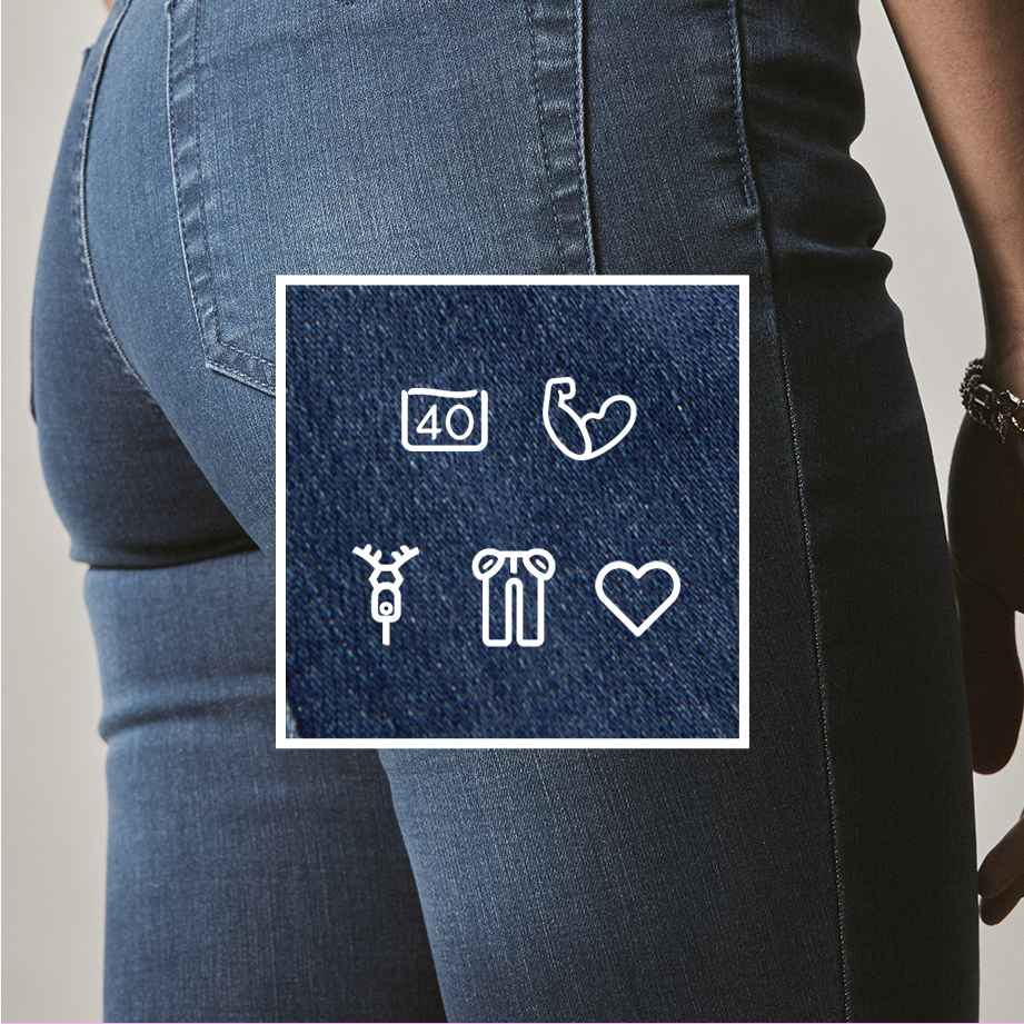 Enge Jeans mit aufgestickten Symbolen: Zahl, Herz und stilisierte Figur auf der Gesäßtasche.