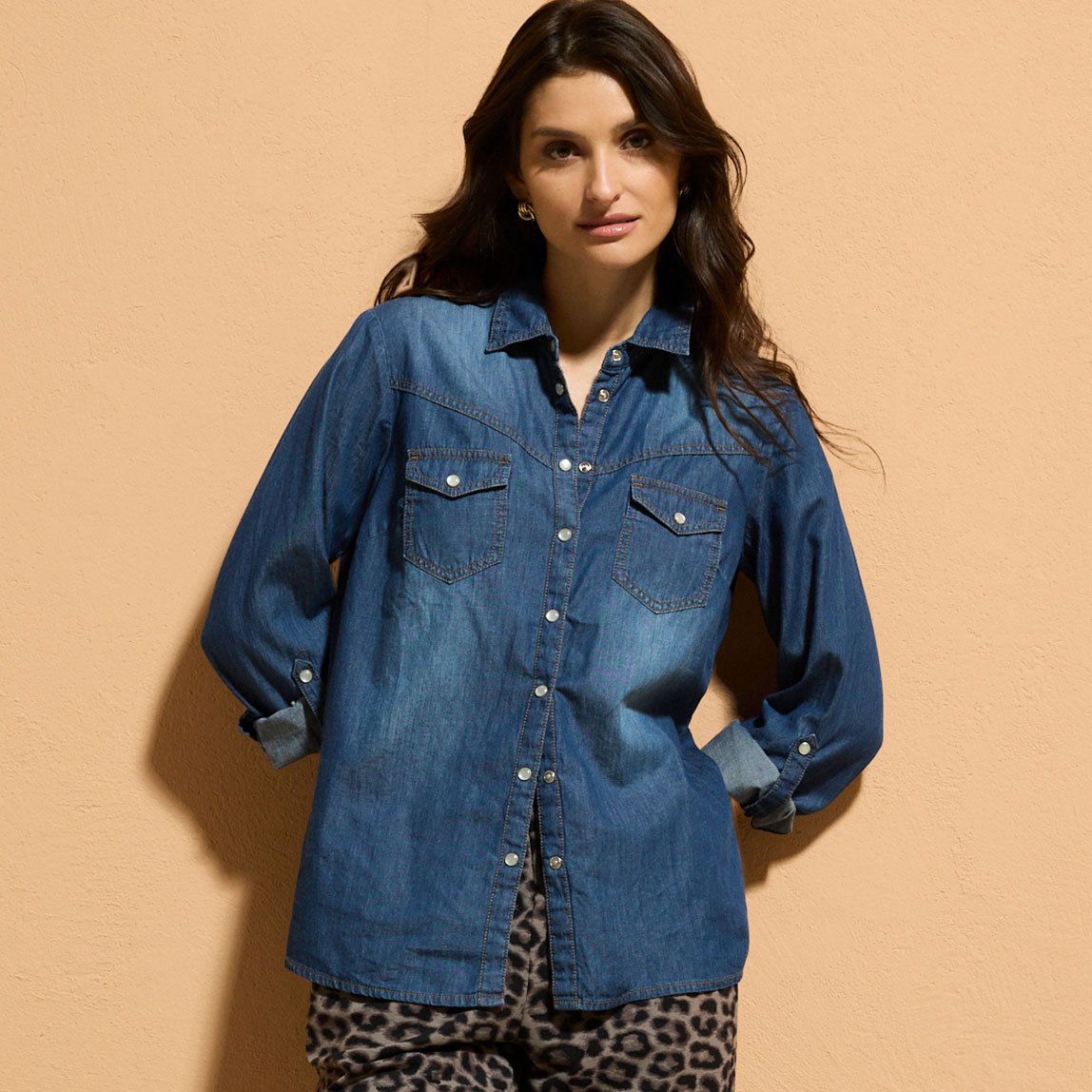 Blaues Jeanshemd kombiniert mit Leo-Hose.