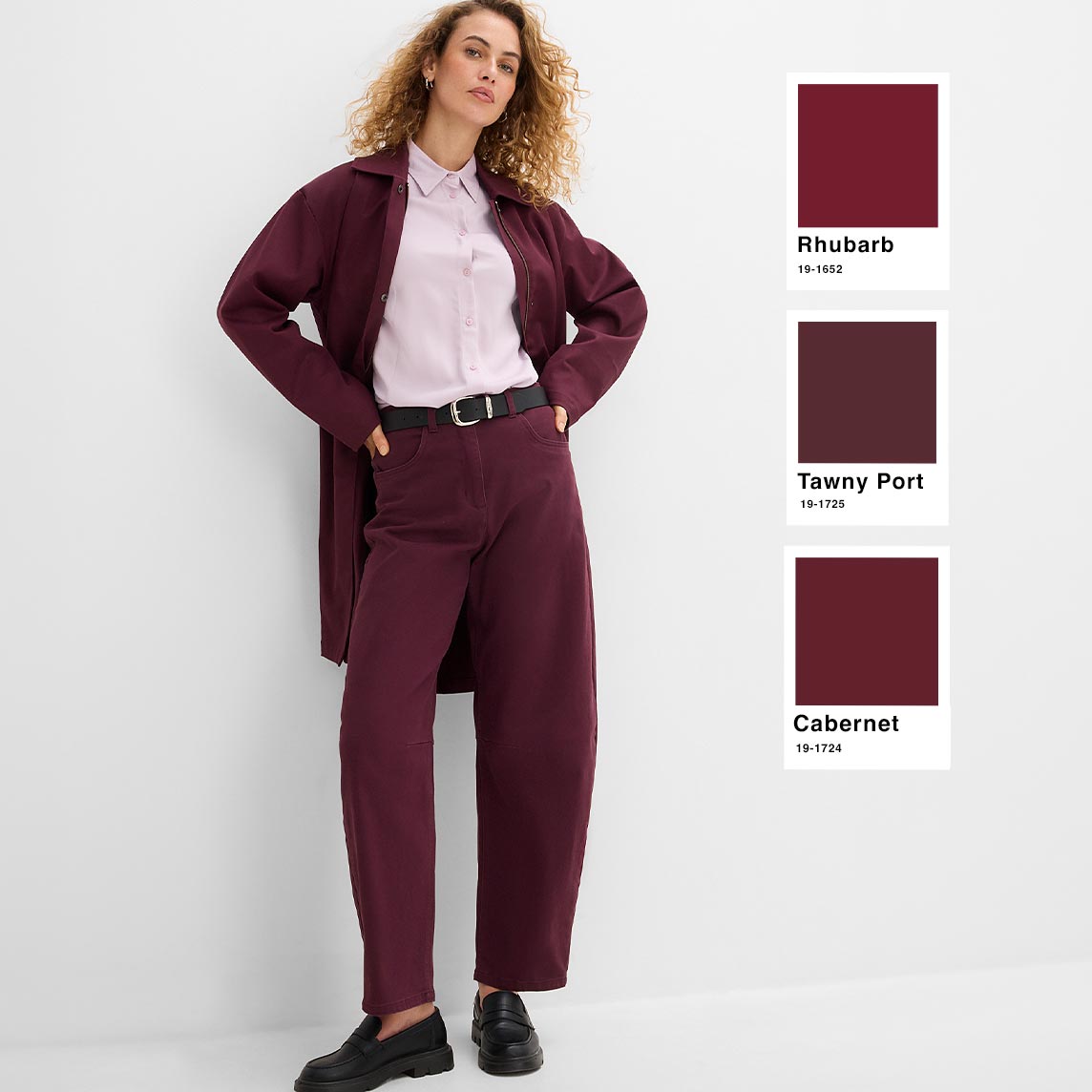 Trendiges burgunderrotes Ensemble: weite Hose, lässige Jacke, zartrosa Bluse.