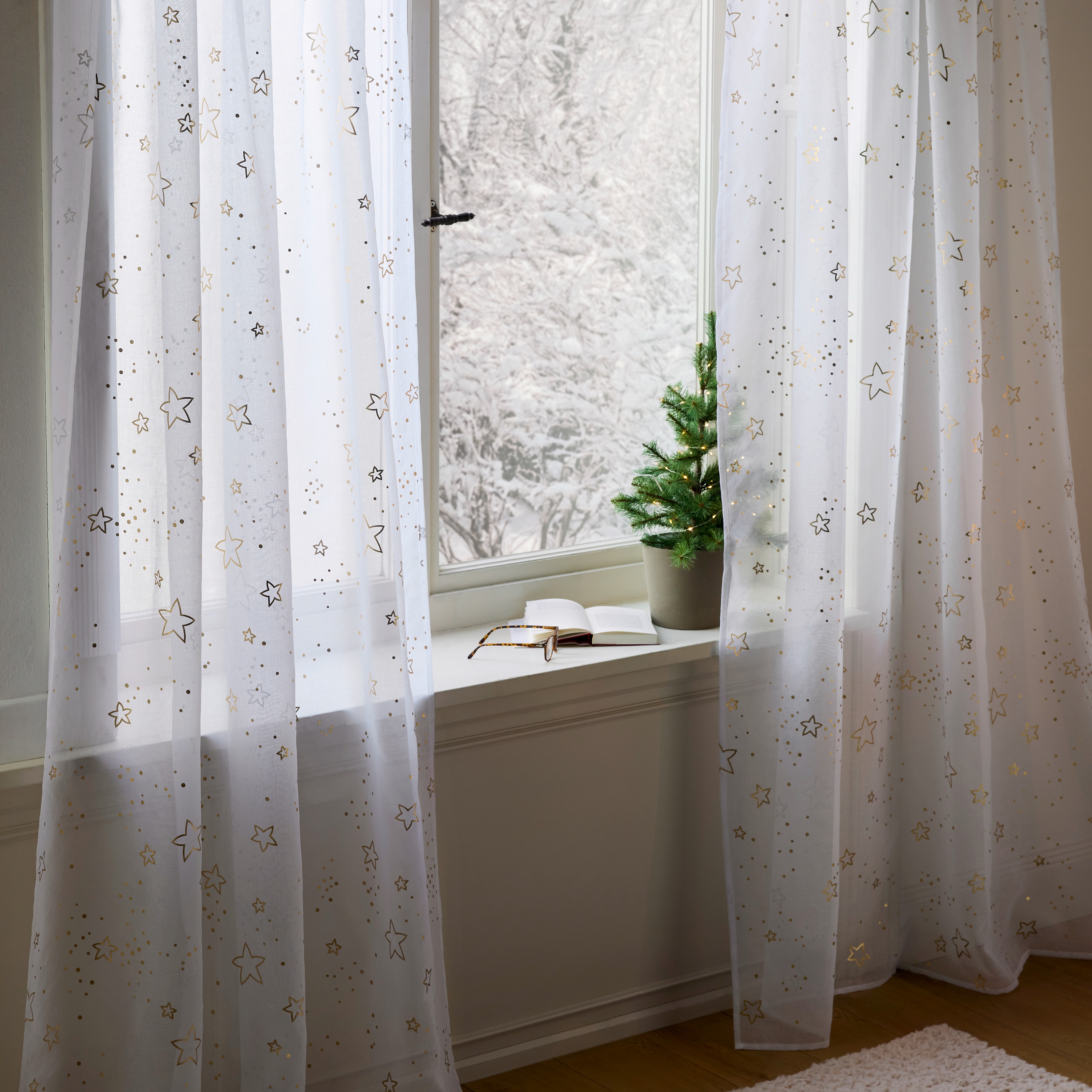 Weiße Gardinen mit Sternen.