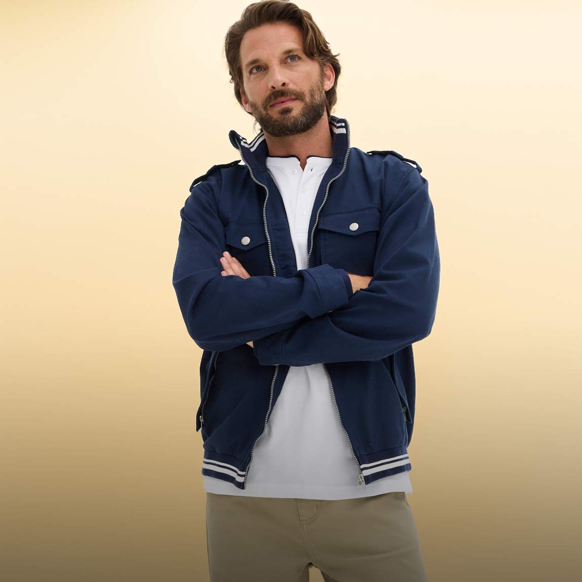Dunkelblaue Jacke mit weißen Akzenten über einem schlichten weißen Shirt. Sportlich-eleganter Look.