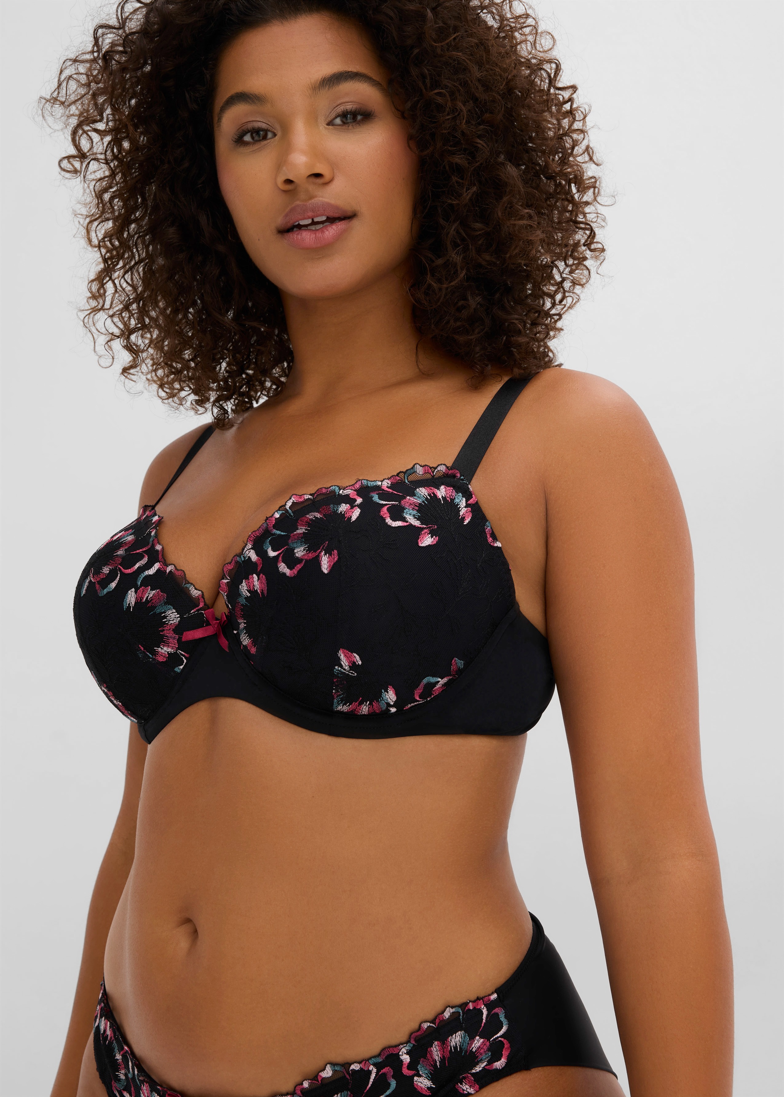 Schöner schwarzer BH und Slip mit floraler Stickerei in Rosa und Türkis.