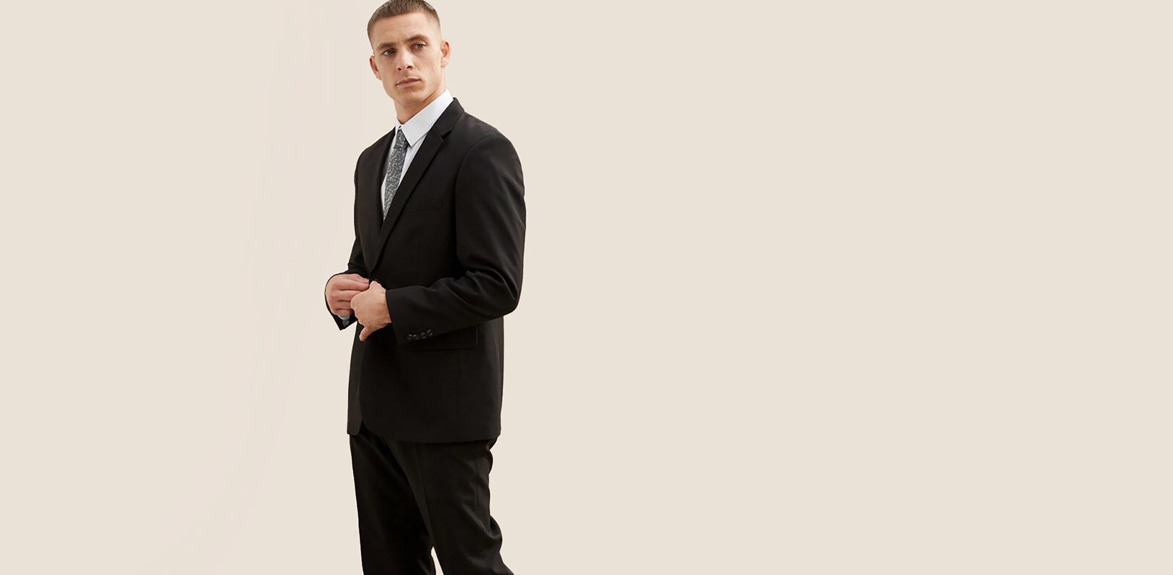 Eleganter schwarzer Anzug mit weißem Hemd und Krawatte.