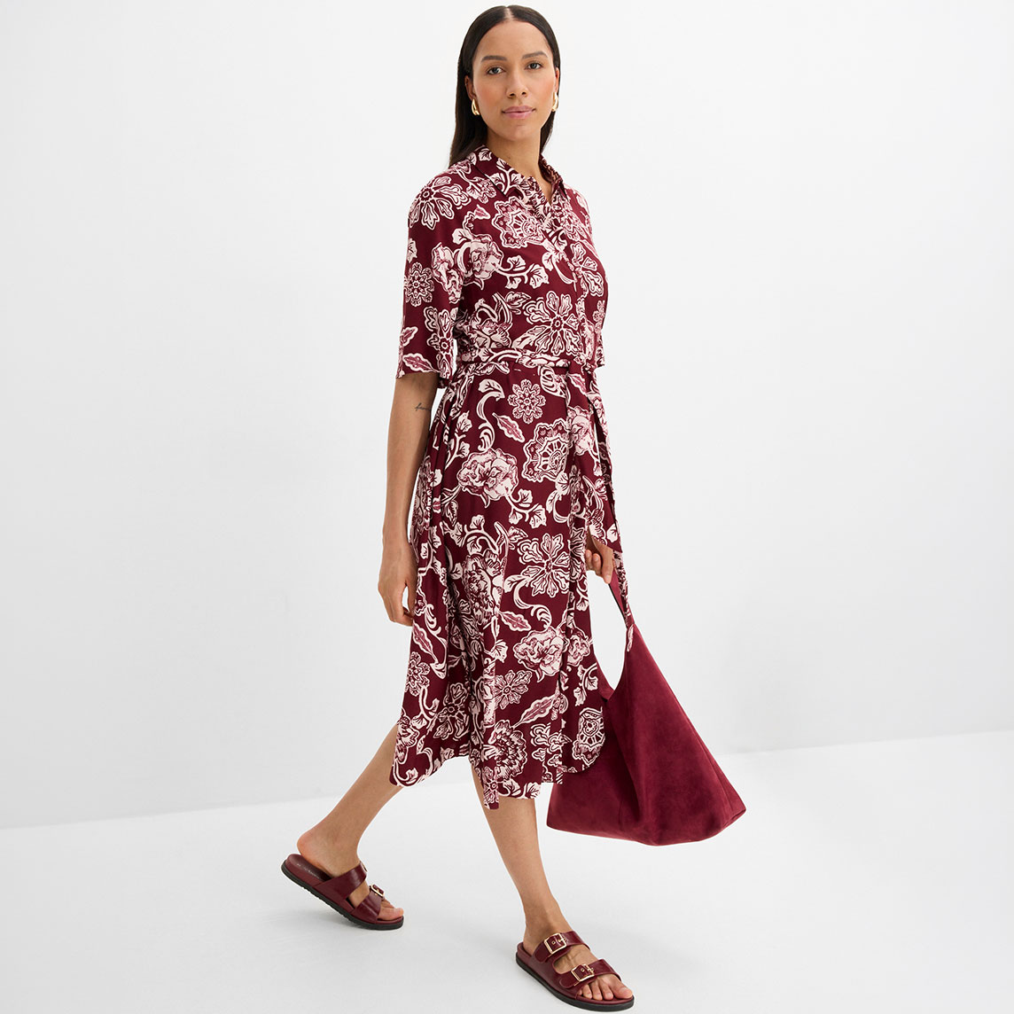 Elegantes Hemdkleid mit rot-rosa geblümten Muster und Gürtel.