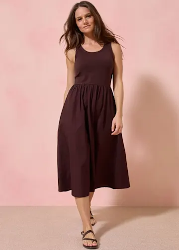 Dunkelbraunes Midi-Kleid mit Trägern und femininem Schnitt.
