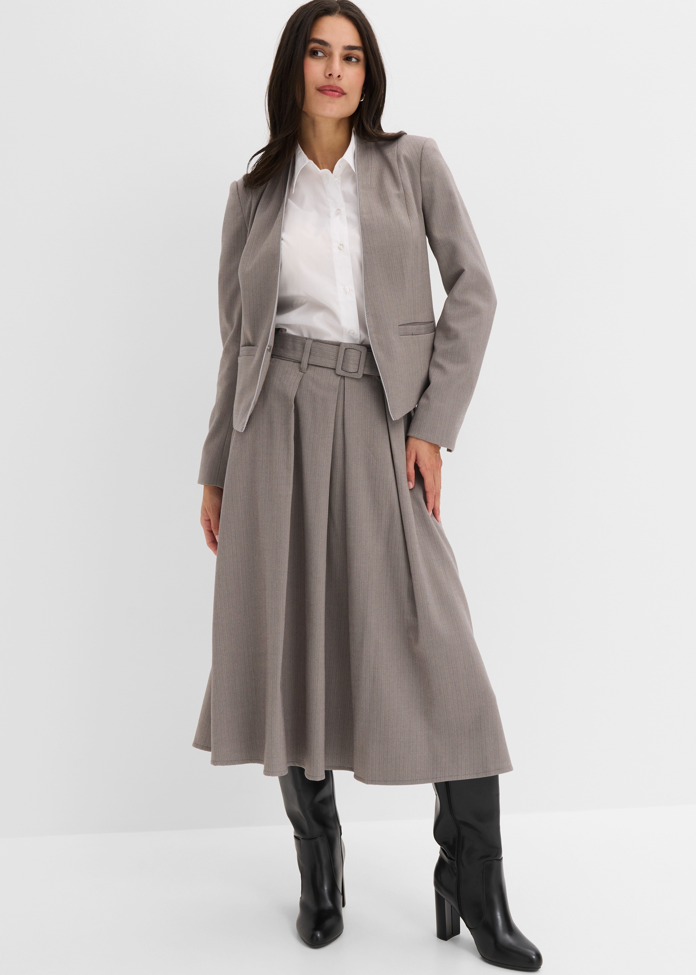 Elegantes Outfit mit grauem Blazer, Midirock, weißer Bluse und schwarzen Stiefeln.