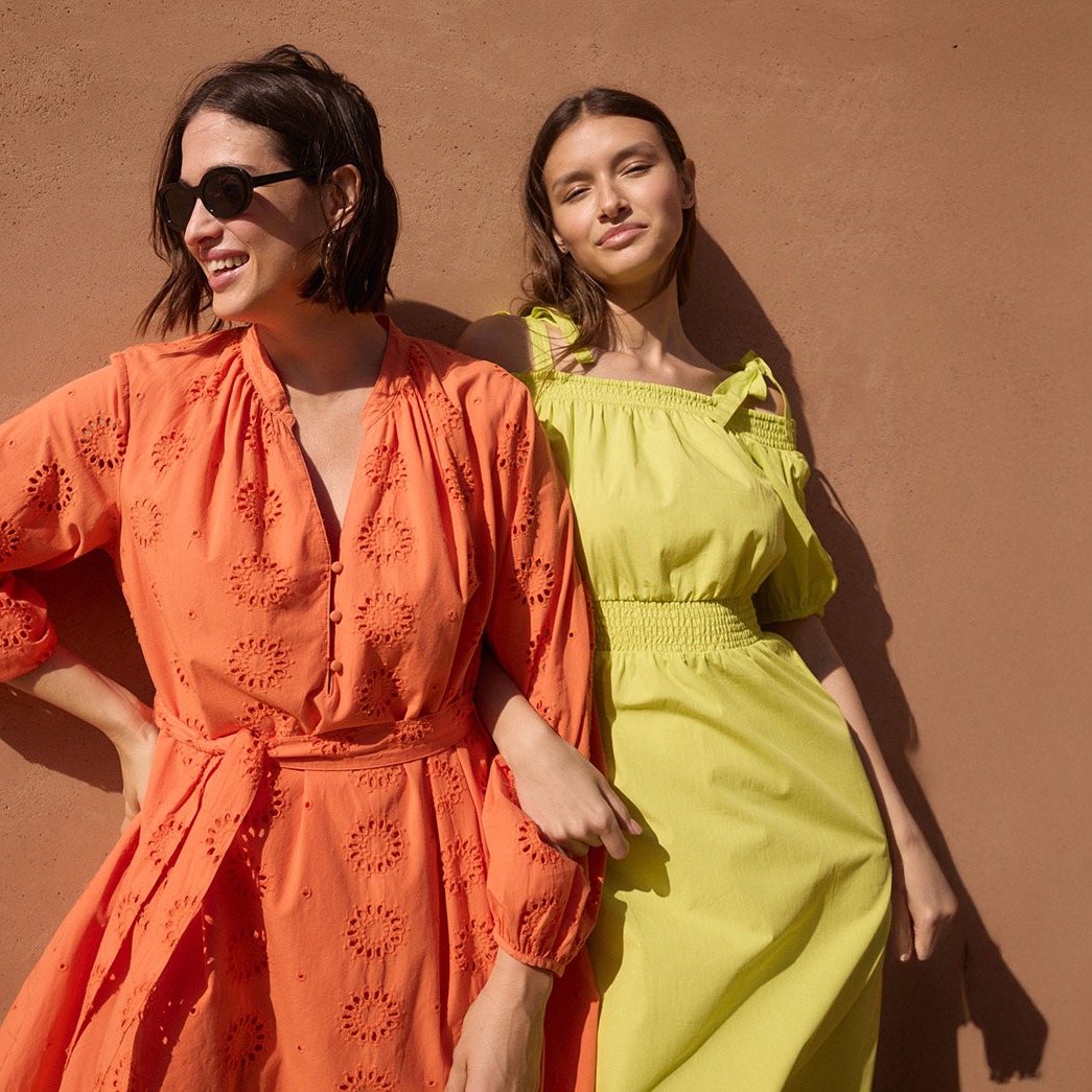 Sommerliche Kleider in leuchtenden Farben: Orange mit Muster und Gürtel, Gelb mit Rüschen.