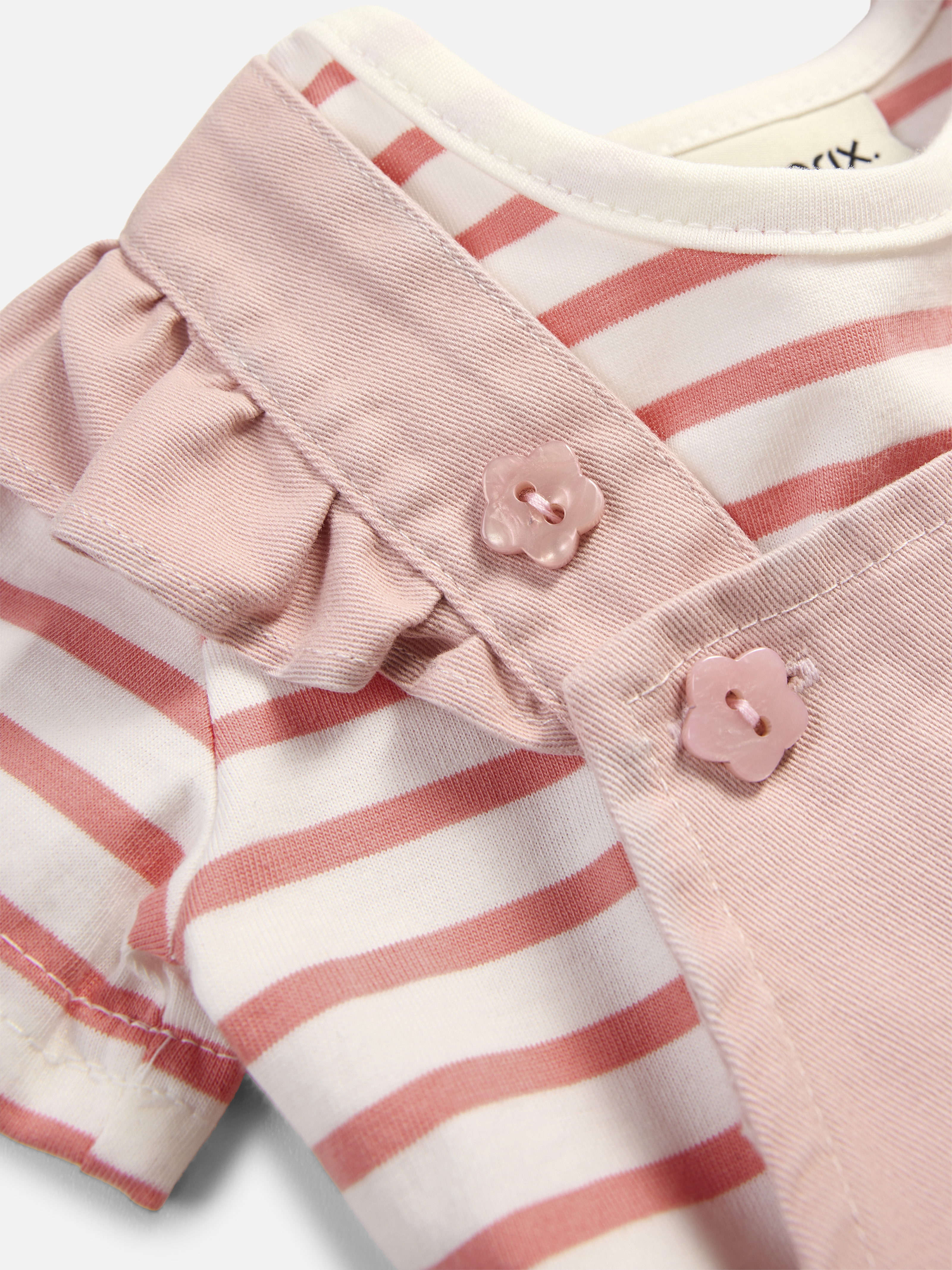 Rosa gestreiftes Shirt und Latzkleid.