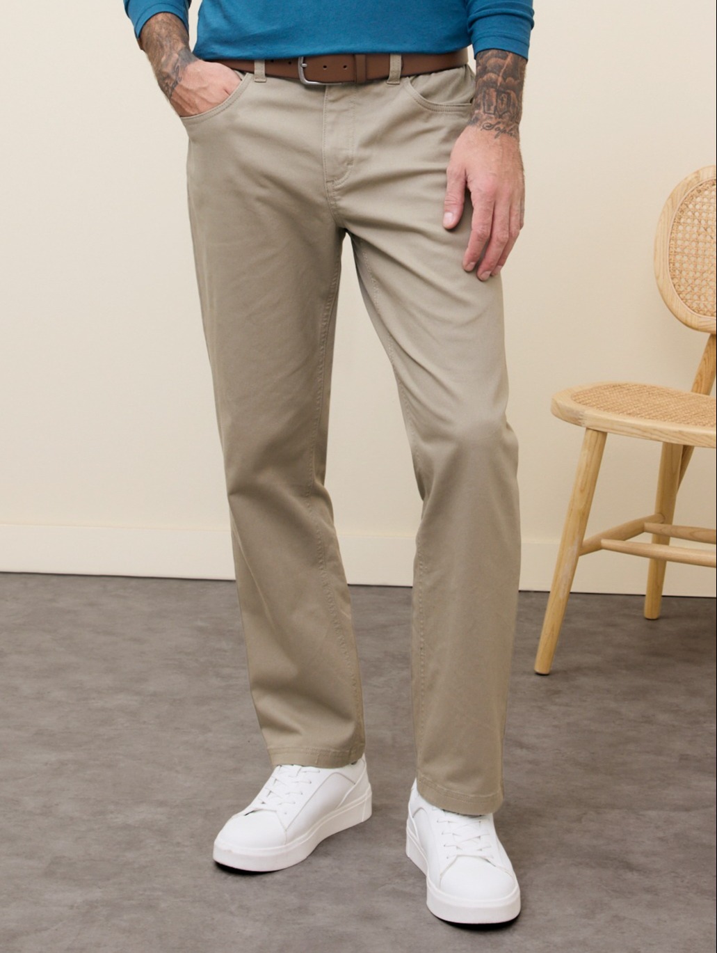 Beige Chino-Hose kombiniert mit braunem Gürtel und weißen Sneakern.