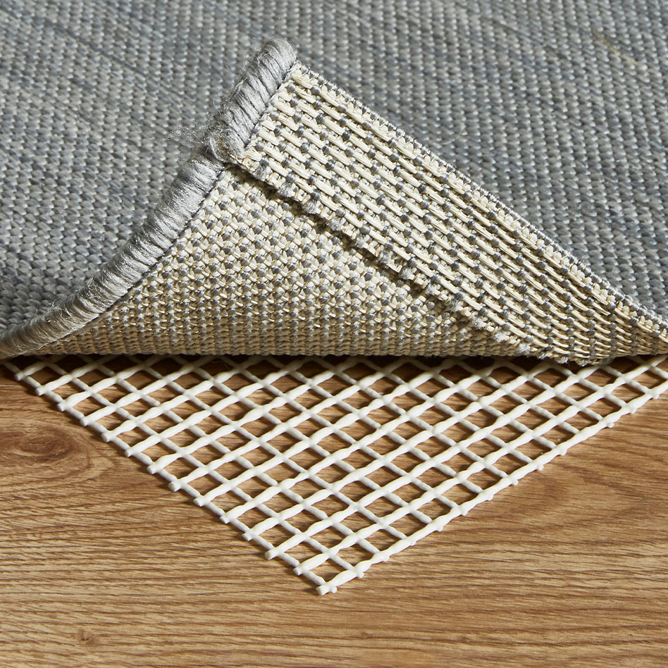 Antirutschmatte für Teppiche liegt auf dem Boden.