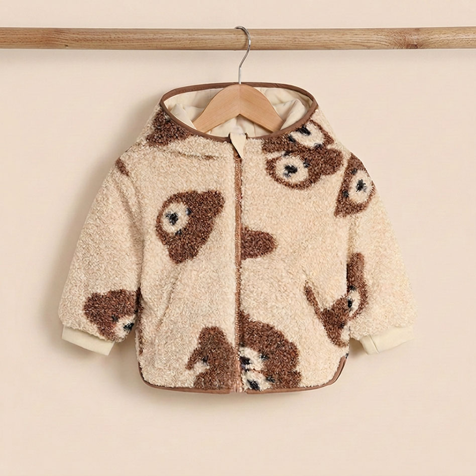 Niedliche, flauschige Babyjacke mit Bärchenmuster.