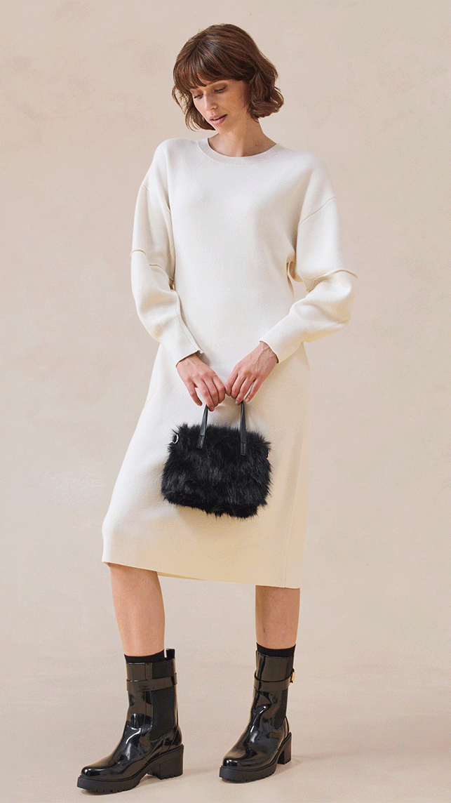 Cremefarbener Strickpullover mit Rollkragen, kombiniert mit einer passenden weiten Hose für einen eleganten Look.