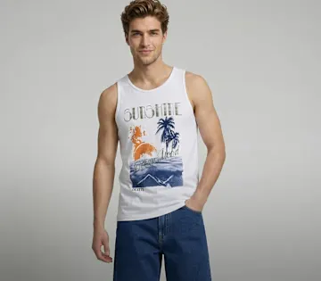 Sommerliches Tanktop mit tropischem Motiv und bequeme Denim-Shorts .