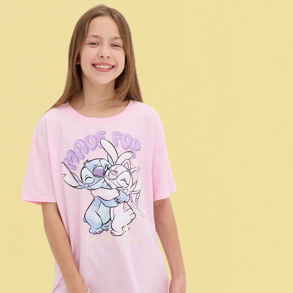 Ein rosa T-Shirt mit niedlichem Cartoon-Motiv sorgt für einen fröhlichen, verspielten Look.